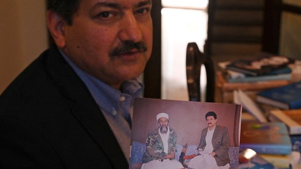 حامد میر، روزنامه نگار پاکستانی، عکسی از مصاحبه خود با اسامه بن لادن در افغانستان در دهه ۱۳۷۰ خورشیدی را نشان می دهد، زمانی که بنیانگذار القاعده قبل از مرگش در حملهء ایالات متحده در پاکستان در سال ۱۳۹۰ خورشیدی از مخفیگاه های کوهستانی عملیات می کرد. [عامر قریشی/ خبرگزاری فرانسه]