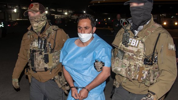 محمد شریف الله، فعال بلندرتبه شاخهء خراسان داعش متهم به بمب گذاری در میدان هوایی کابل در سال ۱۴۰۰ خورشیدی که منجر به کشته شدن ۱۳ نظامی امریکایی شد، در پاکستان دستگیر و به تاریخ ۱۴حوت به ایالات متحده انتقال داده شد. [صفحهء اکس کاش پتیل، رئیس اف بی آی]