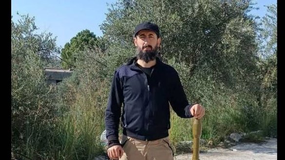 رهبر ارشد نظامی حراس الدین، محمد یوسف ضیا طلایی، که در حمله هوایی آمریکا در ۵ حوت در ولایت ادلب سوریه کشته شد، در این تصویر که در شبکه اجتماعی ایکس منتشر شده، دیده می شود.
