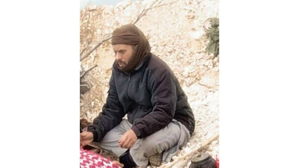 په عکس کې چې د اخیستلو نېټه یې معلومه نه ده، د حراس الدین شورا غړی ابو عبدالرحمان المکي لیدل کیږي چې د وږي په ۱ د ادلیب په جنوبي کلیواله سیمه کې د متحده ایالاتو په یوه برید کې ووژل شو. [اېکس]