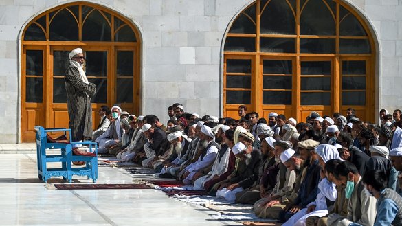 یو دیني عالم د ۱۳۹۹ د غبرګولي په ۴مه د کابل په پل خشتي جومات کې د اختر له لمانځه څخه وروسته لمونځ کونکو ته وینا کوي. [وکیل کوهسار/ای اېف پي]