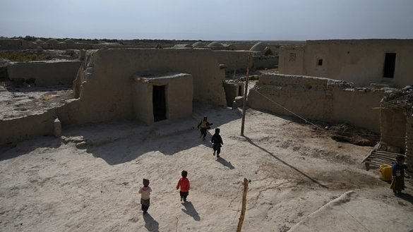 کودکان افغان به تاریخ ۶ عقرب ۱۴۰۰ خورشیدی در صحن خانه خود در قریهء دشتان ولایت بلخ بازی می ‌کنند. [وکیل کوهسار/خبرگزاری فرانسه]