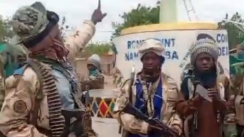 افراطي ډلې د ساحل لویې لارې «د مرګ سرکونو» باندې اړولي دي