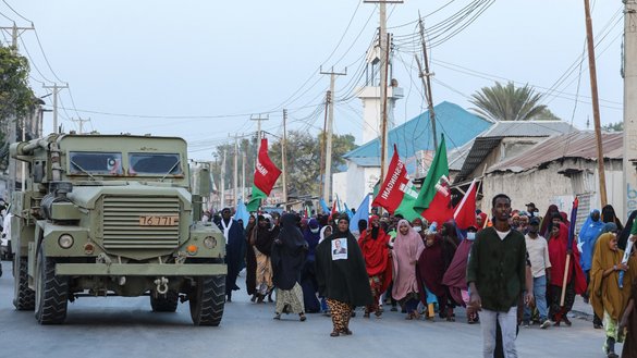 مظاهره چیان بتاریخ ۲۲ جدی ۱۴۰۱ در موگادیشو، سومالیا، در یک راه پیمایی علیه الشباب شرکت کردند. [حسن علی علمی/خبرگزاری فرانسه]