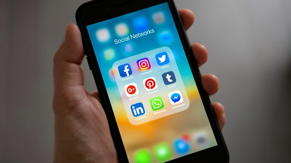 A cellphone user displays popular social media apps on October 8, 2017. [Tracy Le Blanc/Pexels]