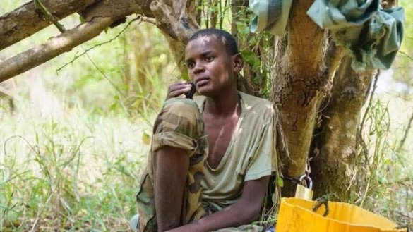 Photo circulating online shows a 15-year-old al-Shabaab member in Bariire, chained to a tree by the group to prevent retreat during fighting, according to Radio Dalsan.
