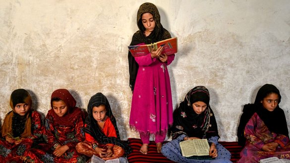 در این عکس که بتاریخ ۱ سنبله گرفته شده، دختران افغان در یک مدرسه دینی در روستای نوایی، ولسوالی اسپین بولدک، قندهار نشان می دهد. [ثناءالله صیام/خبرگزاری فرانسه]
