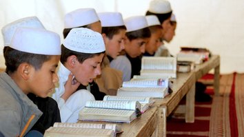 القاعده از مدارس دینی غیر رسمی برای شستشوی مغزی کودکان در افغانستان و پاکستان استفاده می ‌کند