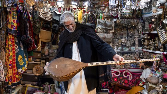 در این عکس که بتاریخ ۱ جدی ۱۴۰۳ خورشیدی گرفته شده است، یک فروشنده عتیقه‌ جات افغان، دوتاری را در دوکان خود در هرات نشان می دهد. دوتار یک وسیلهء موسیقی فولکلوریک است که از چوب خشک ساخته شده است. [وکیل کوهسار/خبرگزاری فرانسه]