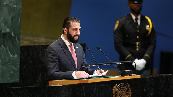 احمد الشرع، رئیس جمهور موقت سوریه، بتاریخ ۲ میزان در مجمع عمومی سازمان ملل متحد در شهر نیویارک سخنرانی می ‌کند. [انجیلا وایس/خبرگزاری فرانسه]