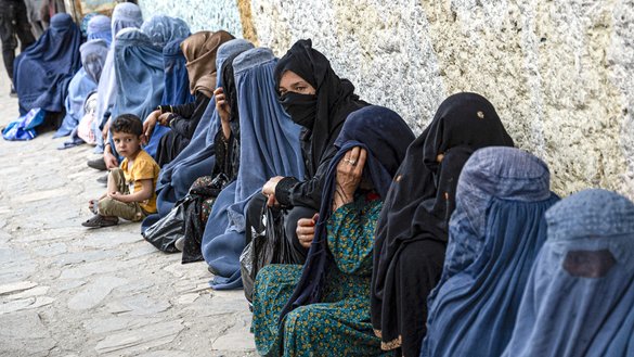 زنان افغان بتاریخ ۲۴ حمل ۱۴۰۲ خورشیدی در کابل در ماه مبارک رمضان منتظر بدست آوردن نان رایگان از یک موسسه خیریه هستند. [وکیل کوهسار/ خبرگزاری فرانسه]