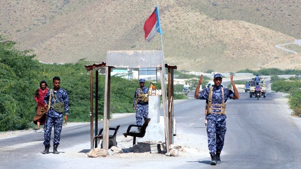 Yemeni security forces stand at a checkpoint in Mukalla, the former stronghold of al-Qaeda in the Arabian Peninsula (AQAP), in Yemen’s southern Hadramawt province on November 30, 2018. [Saleh Al-Obeidi/AFP]