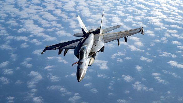یک جت F/A-18 سوپر هورنت نیروی دریایی امریکا در جریان یک مأموریت در حوزهٔ مسئولیت سنتکام، در تاریخ ۶ آگست ۲۰۲۱، برای سوخت‌ گیری هوایی به یک طیاره تانکر KC-135R نیروی هوایی امریکا نزدیک می‌ شود. [خلبان ارشد تیلر کرول/نیروی هوایی امریکا]