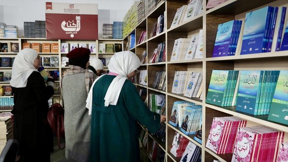 بازدید کنندگان در سومین روز نمایشگاه بین‌ المللی کتاب در دمشق، ۸ فبروری، در حال دیدن کتابها هستند. [با سپاس از خبرگزاری سانا]