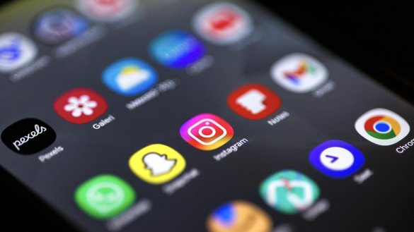Close-up of a smartphone displaying social media apps, March 13, 2025. [Abdulkadir Emiroğlu/Pexels]