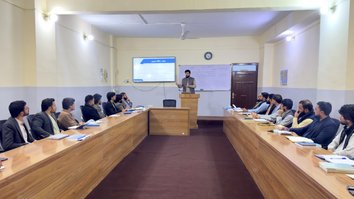 جوانان افغان علیه افراط گرایی به تحصیل روی می آورند