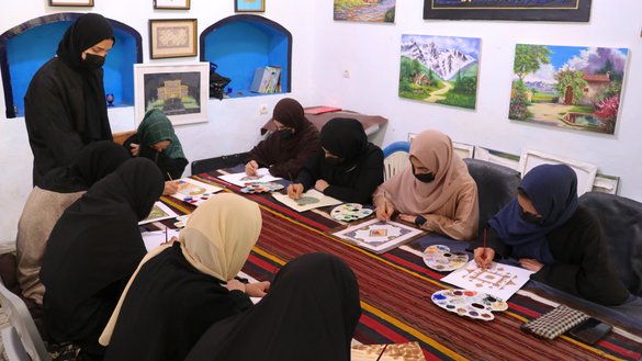 هنرمندان زن افغان بتاریخ ۸ اپریل ۲۰۲۶ در یک کارگاه هنری در هرات مصروف نقاشی مینیاتوری هستند. [عمر]