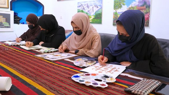 هنرمندان زن افغان در یک کارگاه هنری در هرات به تاریخ ۸ اپریل ۲۰۲۶ به نقاشی مینیاتوری می پردازند. [عمر]