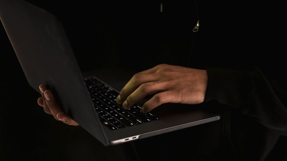 Experts say users should verify sources before sharing content and avoid spreading provocative or suspicious messages. [Sora Shimazaki/Pexels]