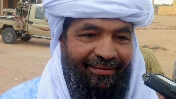 د جناو مشر ایاد اګ غالي د ۲۰۱۲ کال د اګست په ۷مه، د شمالي مالي په کیدال هوايي ډګر کې خبریالانو سره خبرې کوي. [روماریک هين/د فرانسې خبري آژانس]